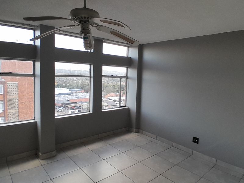 Spacious 2 Bedroom Apartment To Rent in Wonderboom South - Photo 8