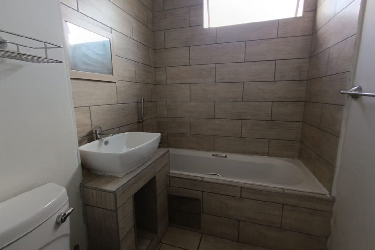 Spacious 2 Bedroom Apartment To Rent in Wonderboom South - Photo 4