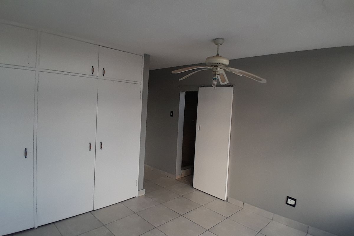 Spacious 2 Bedroom Apartment To Rent in Wonderboom South - Photo 2
