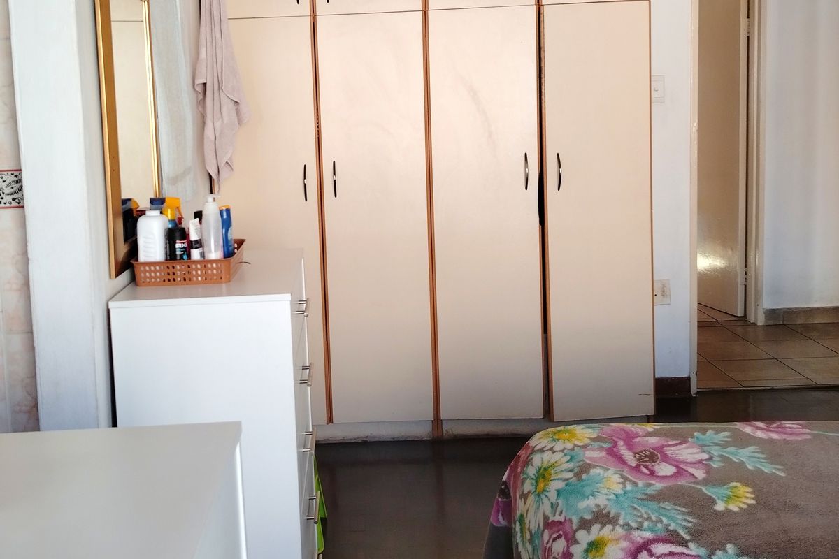 Spacious Family Home with Granny Cottage - Photo 3
