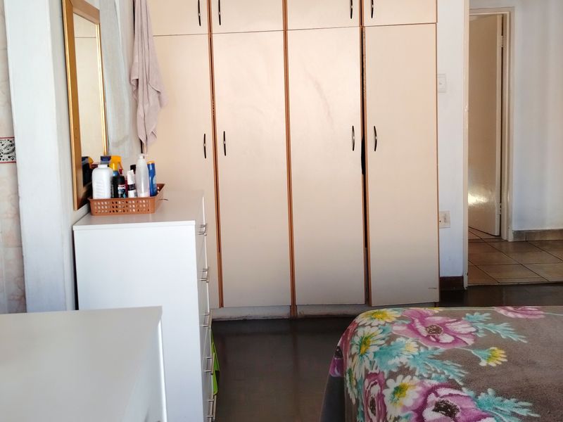 Spacious Family Home with Granny Cottage - Photo 3