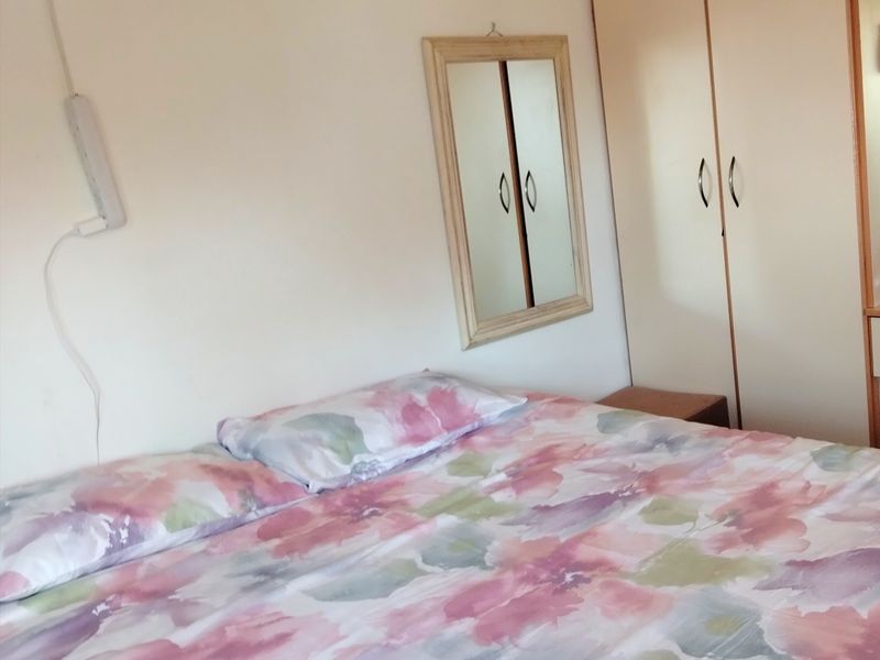Spacious Family Home with Granny Cottage - Photo 5