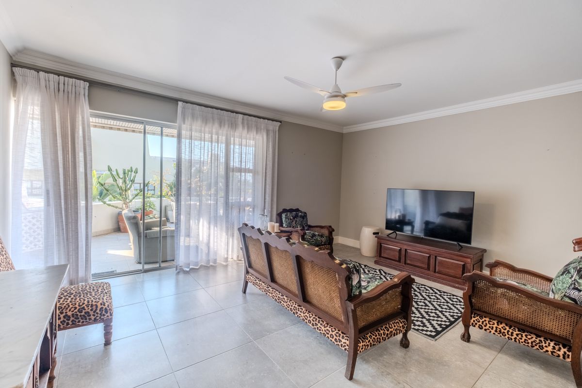 Stylish Coastal Triplex with Sea Views – Pet Friendly - Photo 5