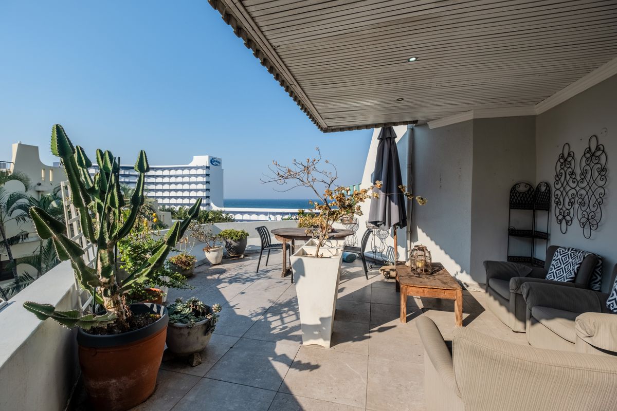 Stylish Coastal Triplex with Sea Views – Pet Friendly - Photo 4