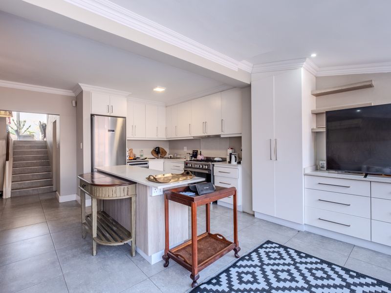 Stylish Coastal Triplex with Sea Views – Pet Friendly - Photo 9