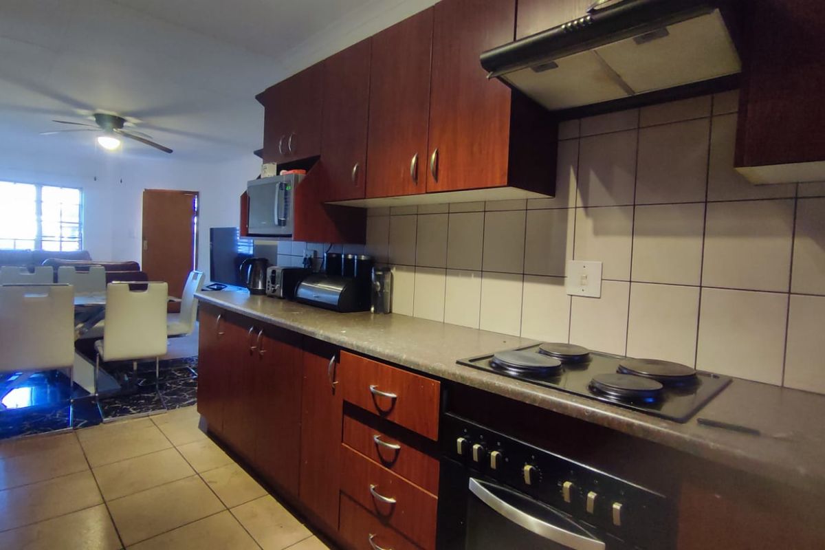 Neat & Secure Simplex in a Well-Maintained Complex - Photo 3
