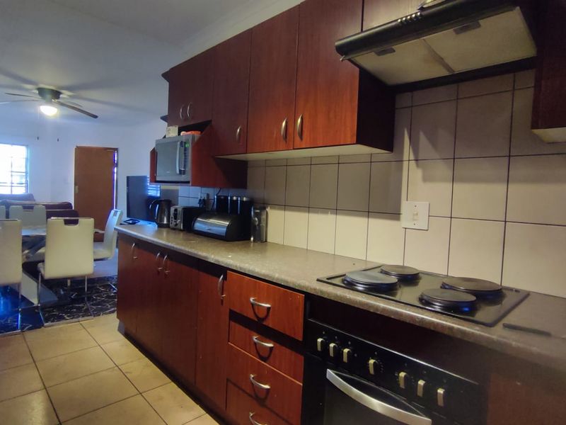Neat & Secure Simplex in a Well-Maintained Complex - Photo 3