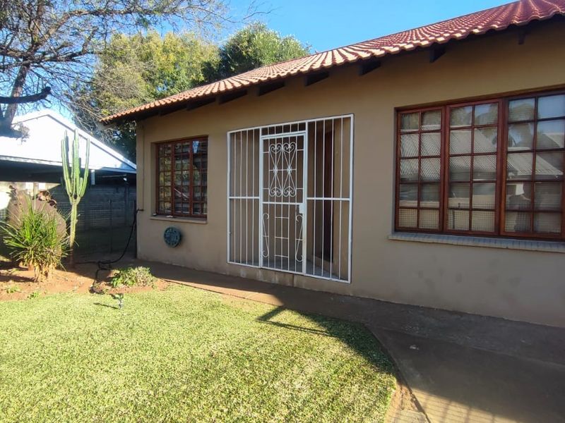 Neat & Secure Simplex in a Well-Maintained Complex - Photo 1