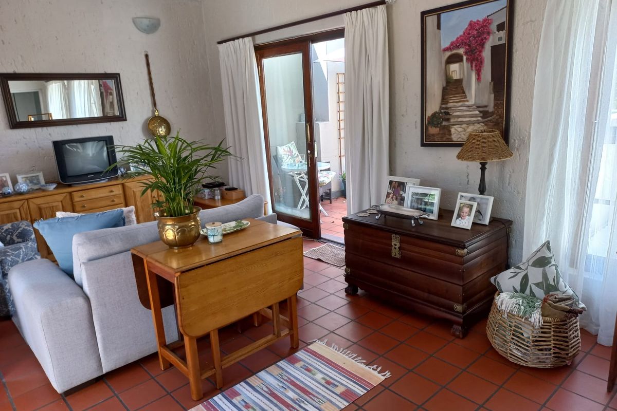 R 800 000 – Magnificent 1 bed, 1 Bath First Floor Apartment in Paulshof - Photo 2