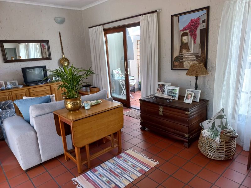 R 800 000 – Magnificent 1 bed, 1 Bath First Floor Apartment in Paulshof - Photo 2