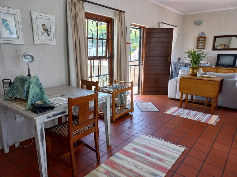 R 800 000 – Magnificent 1 bed, 1 Bath First Floor Apartment in Paulshof - Photo 1