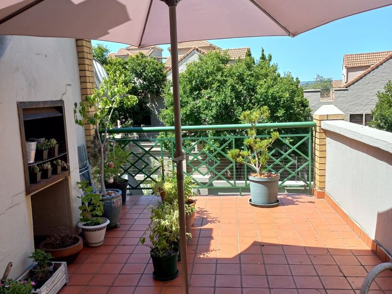 R 800 000 – Magnificent 1 bed, 1 Bath First Floor Apartment in Paulshof - Photo 10