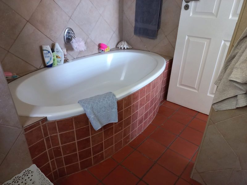R 800 000 – Magnificent 1 bed, 1 Bath First Floor Apartment in Paulshof - Photo 9