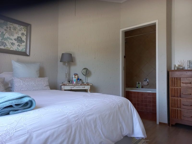R 800 000 – Magnificent 1 bed, 1 Bath First Floor Apartment in Paulshof - Photo 6
