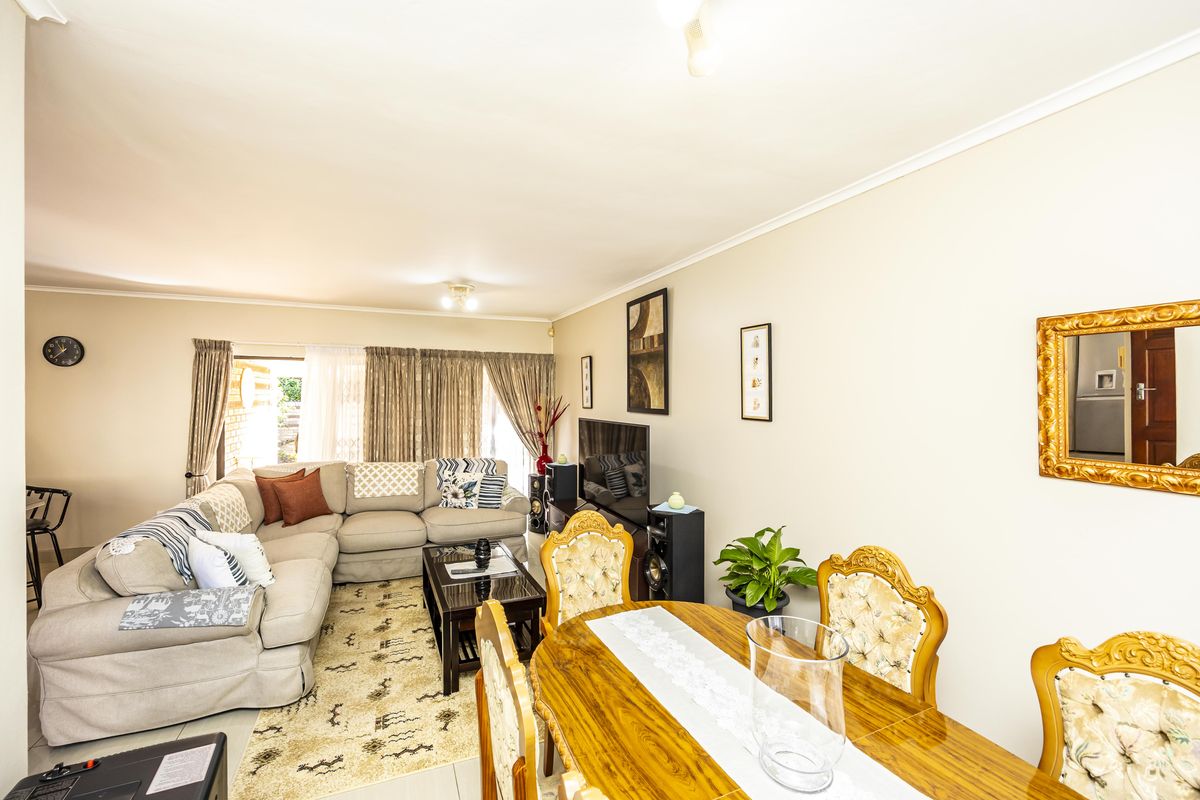 Secure, stilysh & Move In Ready Townhouse - Beacon Bay - Photo 5