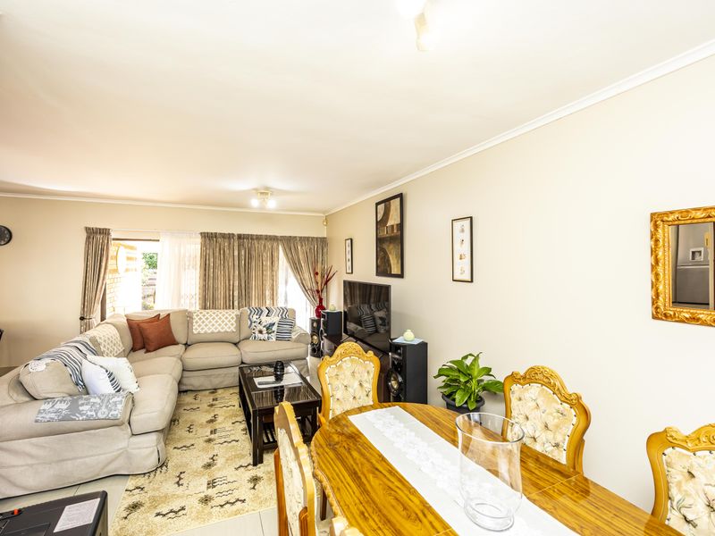Secure, stilysh & Move In Ready Townhouse - Beacon Bay - Photo 5