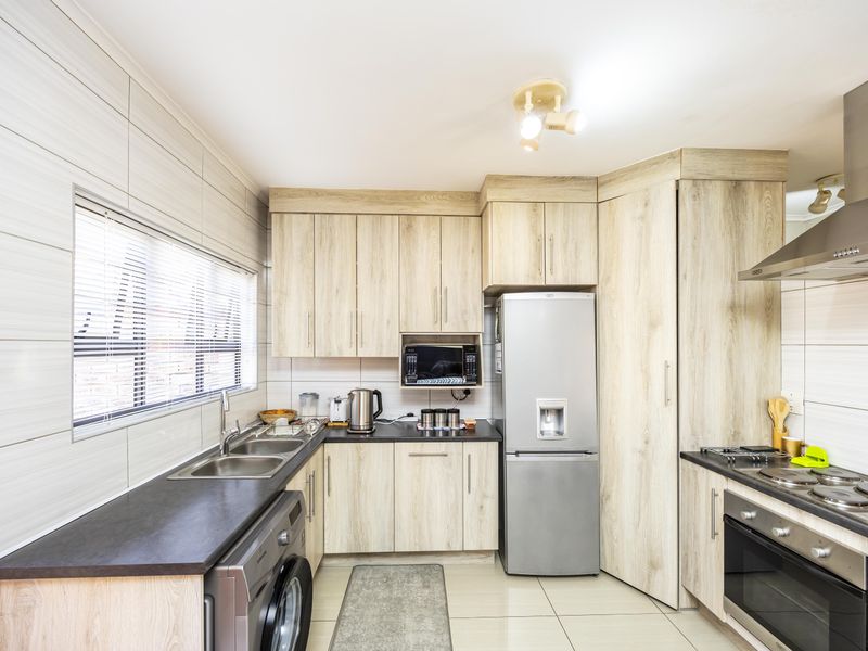 Secure, stilysh & Move In Ready Townhouse - Beacon Bay - Photo 10