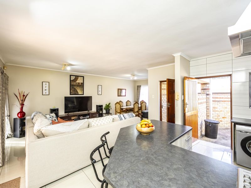 Secure, stilysh & Move In Ready Townhouse - Beacon Bay - Photo 8