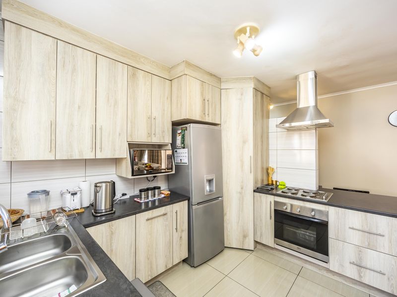 Secure, stilysh & Move In Ready Townhouse - Beacon Bay - Photo 9