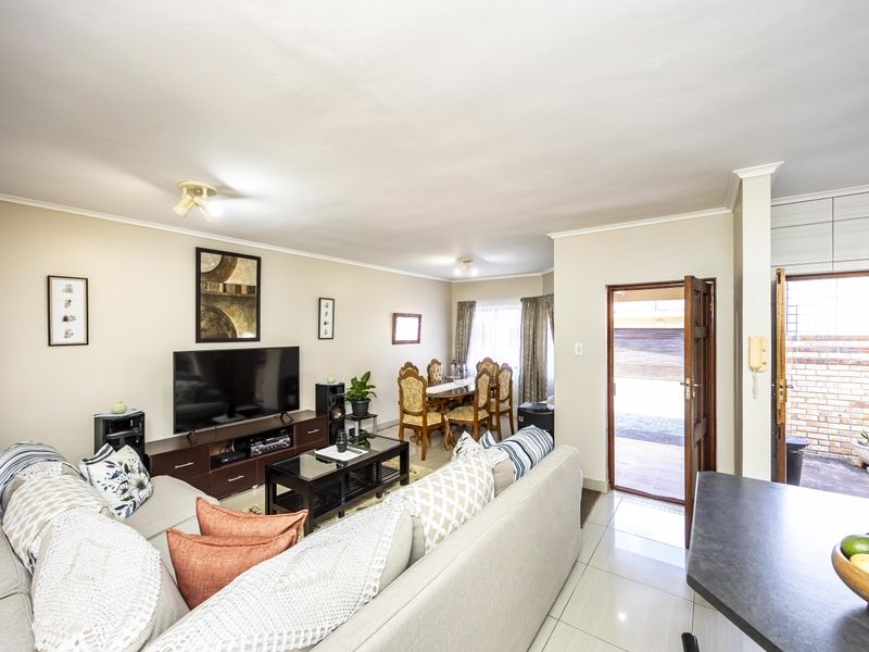 Secure, stilysh & Move In Ready Townhouse - Beacon Bay - Photo 7