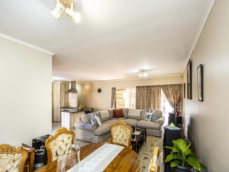 Secure, stilysh & Move In Ready Townhouse - Beacon Bay - Photo 6