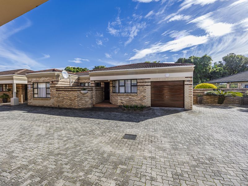 Secure, stilysh & Move In Ready Townhouse - Beacon Bay - Photo 1