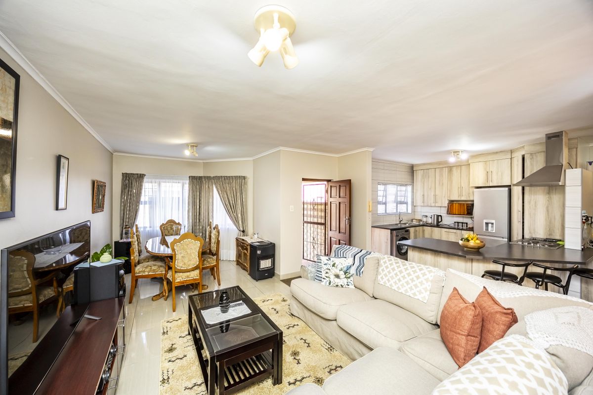Secure, stilysh & Move In Ready Townhouse - Beacon Bay - Photo 4
