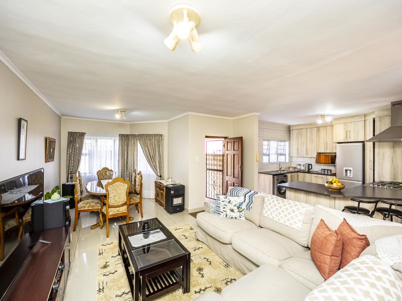 Secure, stilysh & Move In Ready Townhouse - Beacon Bay - Photo 4