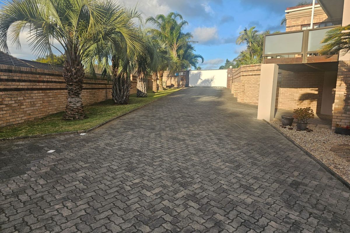 Secure, stilysh & Move In Ready Townhouse - Beacon Bay - Photo 2
