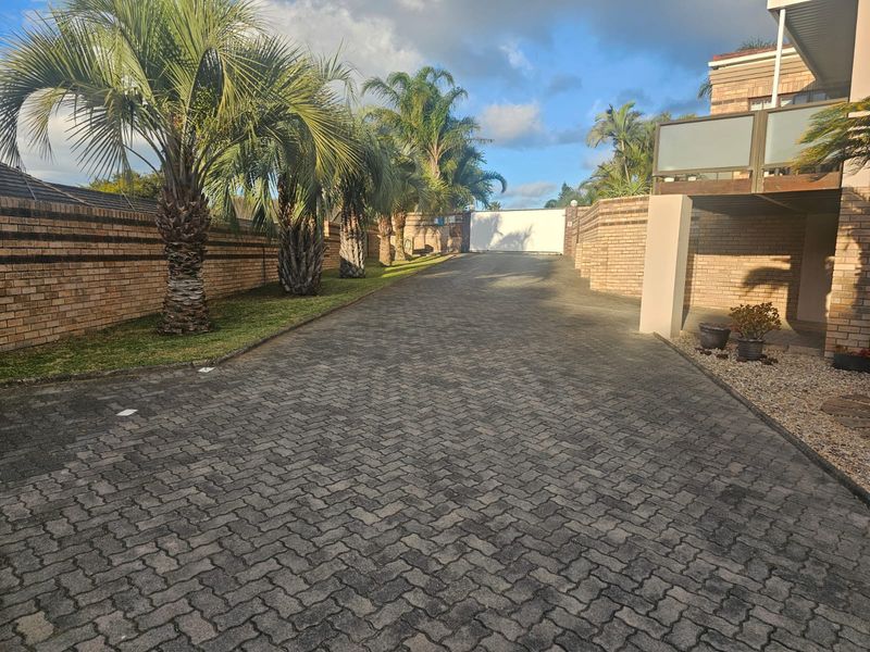Secure, stilysh & Move In Ready Townhouse - Beacon Bay - Photo 2