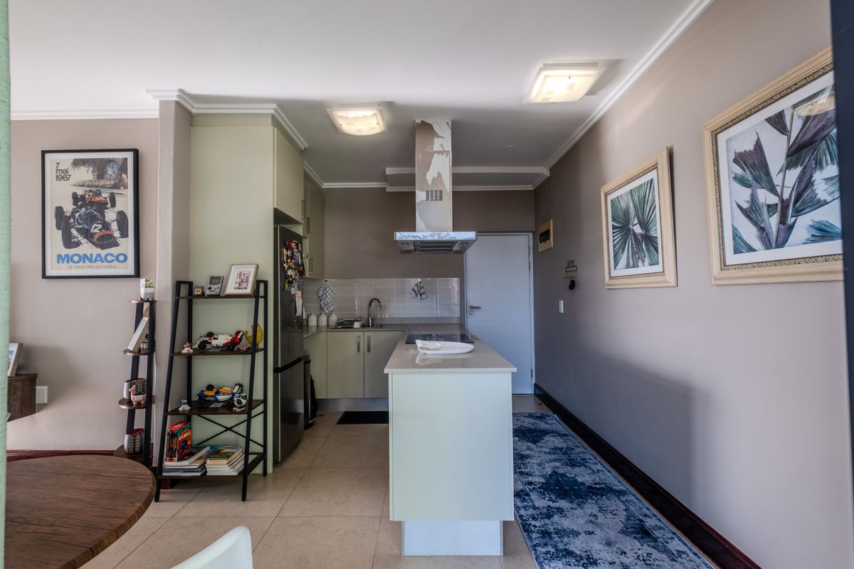 Sophisticated 1 Bedroom Corner Apartment in Prime Location - Photo 4