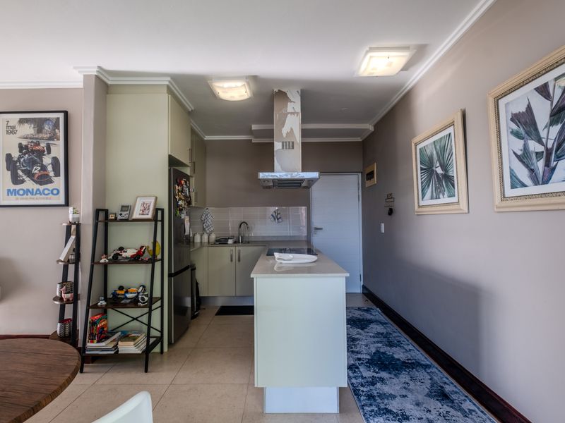 Sophisticated 1 Bedroom Corner Apartment in Prime Location - Photo 4
