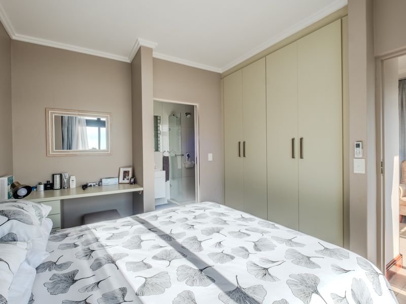 Sophisticated 1 Bedroom Corner Apartment in Prime Location - Photo 6