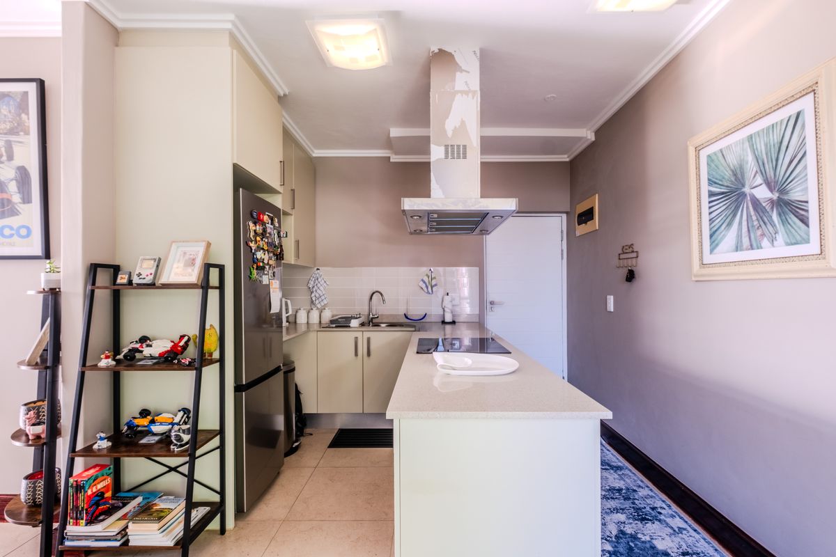 Sophisticated 1 Bedroom Corner Apartment in Prime Location - Photo 2