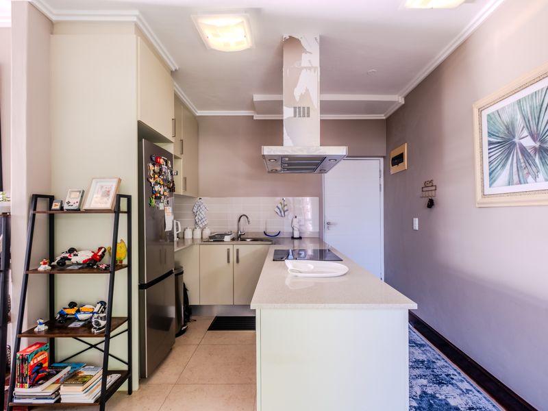 Sophisticated 1 Bedroom Corner Apartment in Prime Location - Photo 2