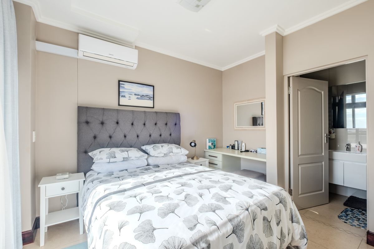 Sophisticated 1 Bedroom Corner Apartment in Prime Location - Photo 5