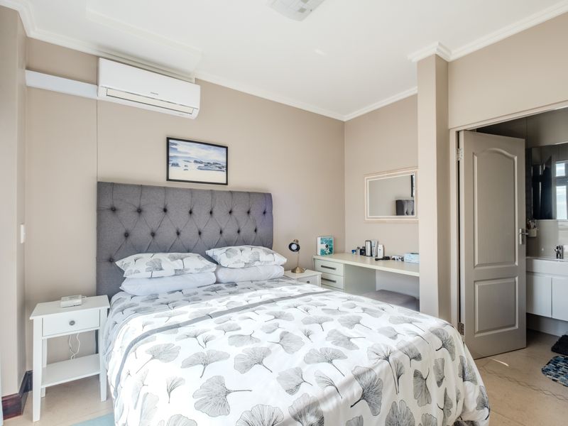 Sophisticated 1 Bedroom Corner Apartment in Prime Location - Photo 5