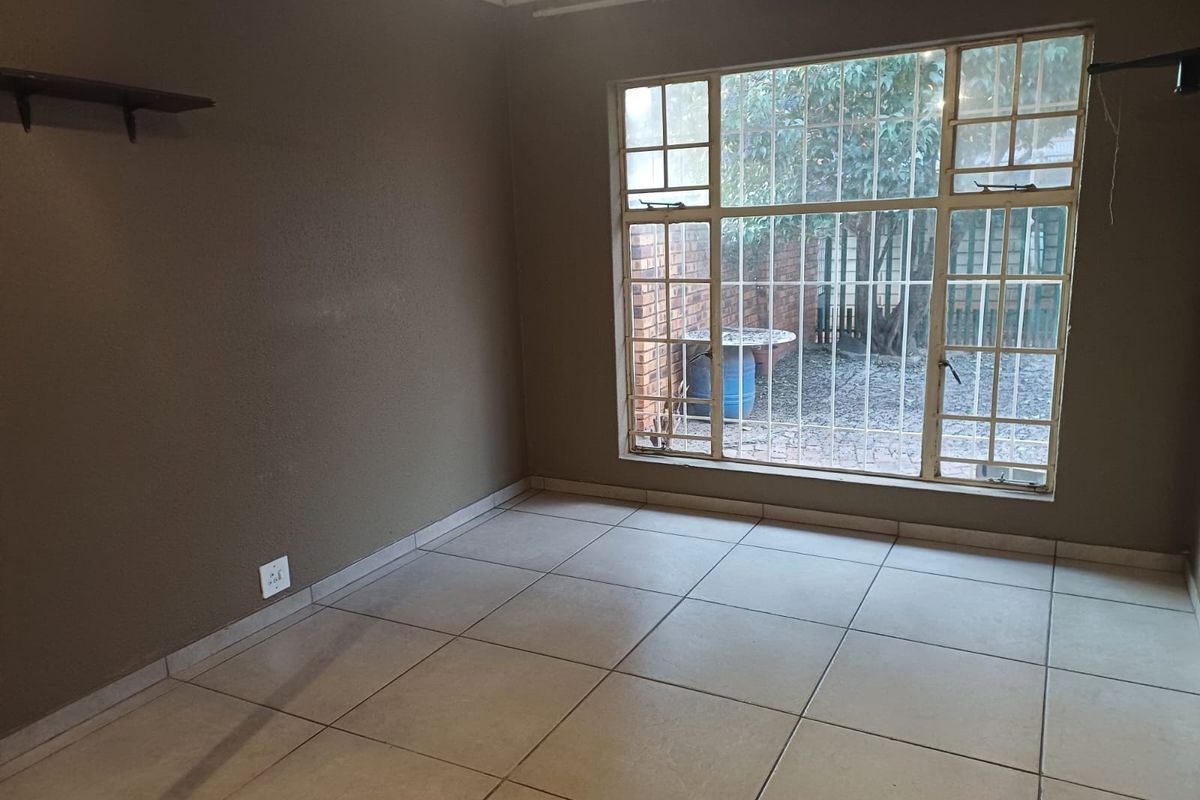 Neat 2-Bedroom Home with Garage & Carport – Excellent Value! - Photo 2