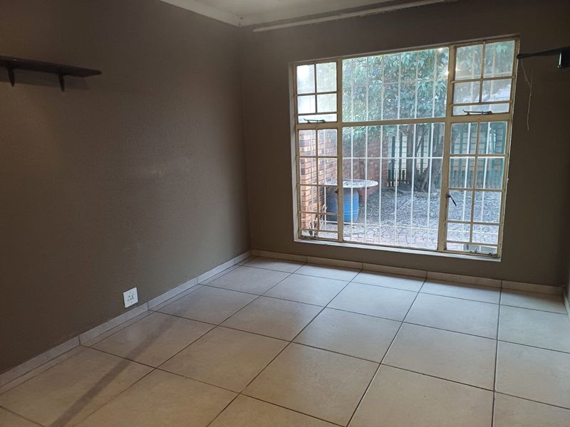 Neat 2-Bedroom Home with Garage & Carport – Excellent Value! - Photo 2