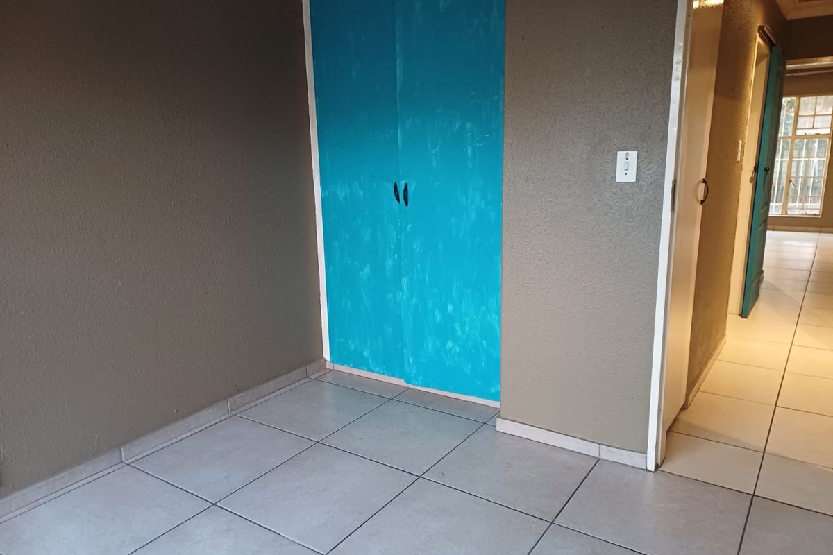 Neat 2-Bedroom Home with Garage & Carport – Excellent Value! - Photo 3