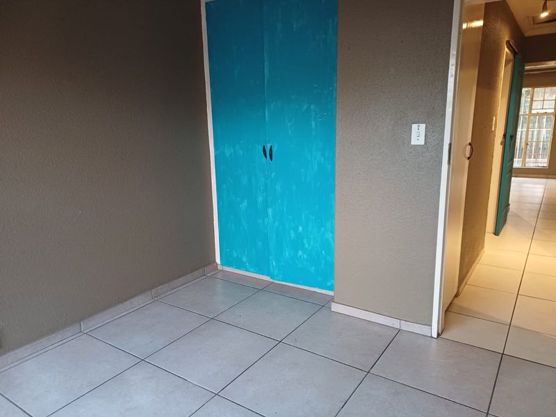 Neat 2-Bedroom Home with Garage & Carport – Excellent Value! - Photo 3