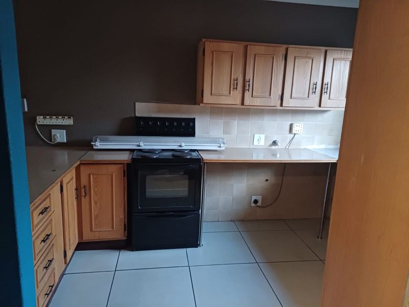 Neat 2-Bedroom Home with Garage & Carport – Excellent Value! - Photo 9