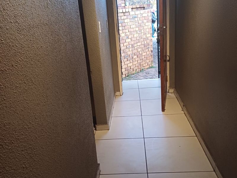 Neat 2-Bedroom Home with Garage & Carport – Excellent Value! - Photo 8