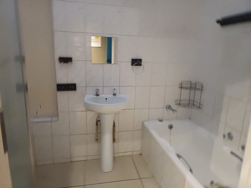Neat 2-Bedroom Home with Garage & Carport – Excellent Value! - Photo 7