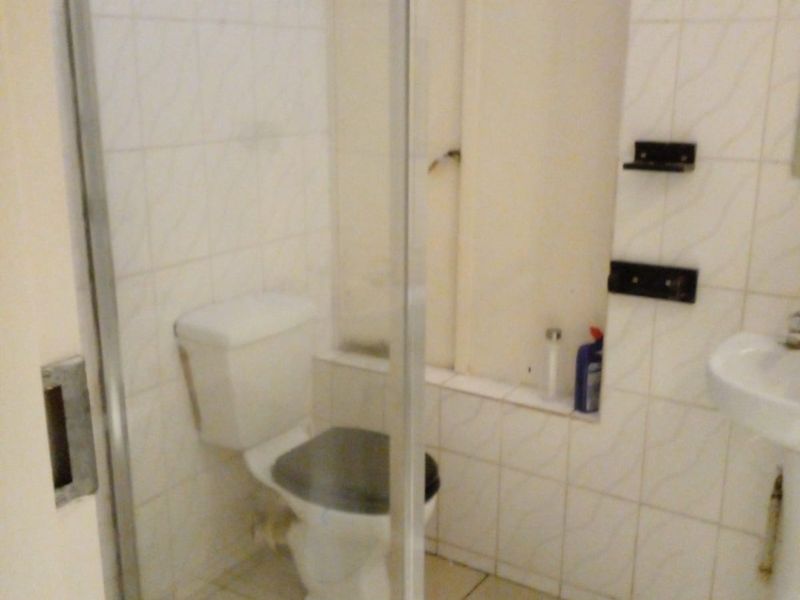 Neat 2-Bedroom Home with Garage & Carport – Excellent Value! - Photo 6