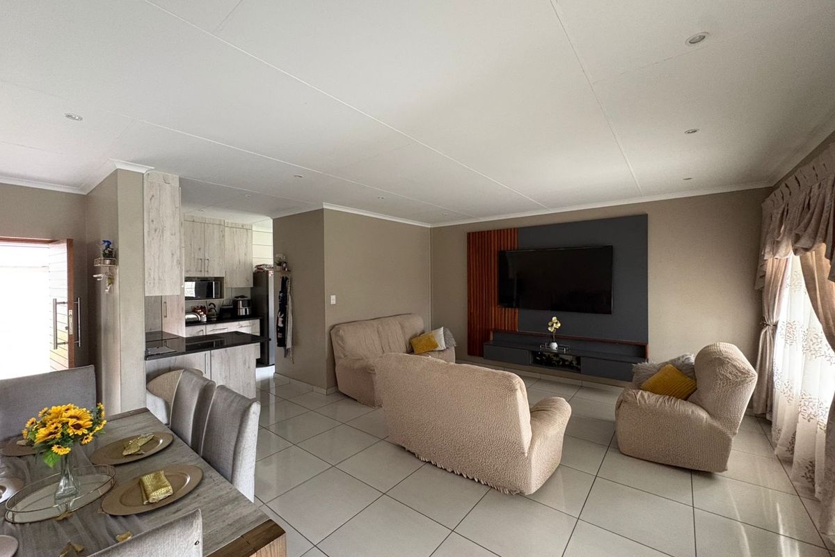 Spacious Family Home Designed for Comfortable Living & Memorable Moments - Photo 5