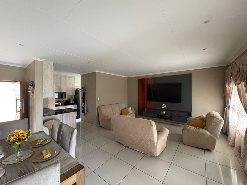 Spacious Family Home Designed for Comfortable Living & Memorable Moments - Photo 5