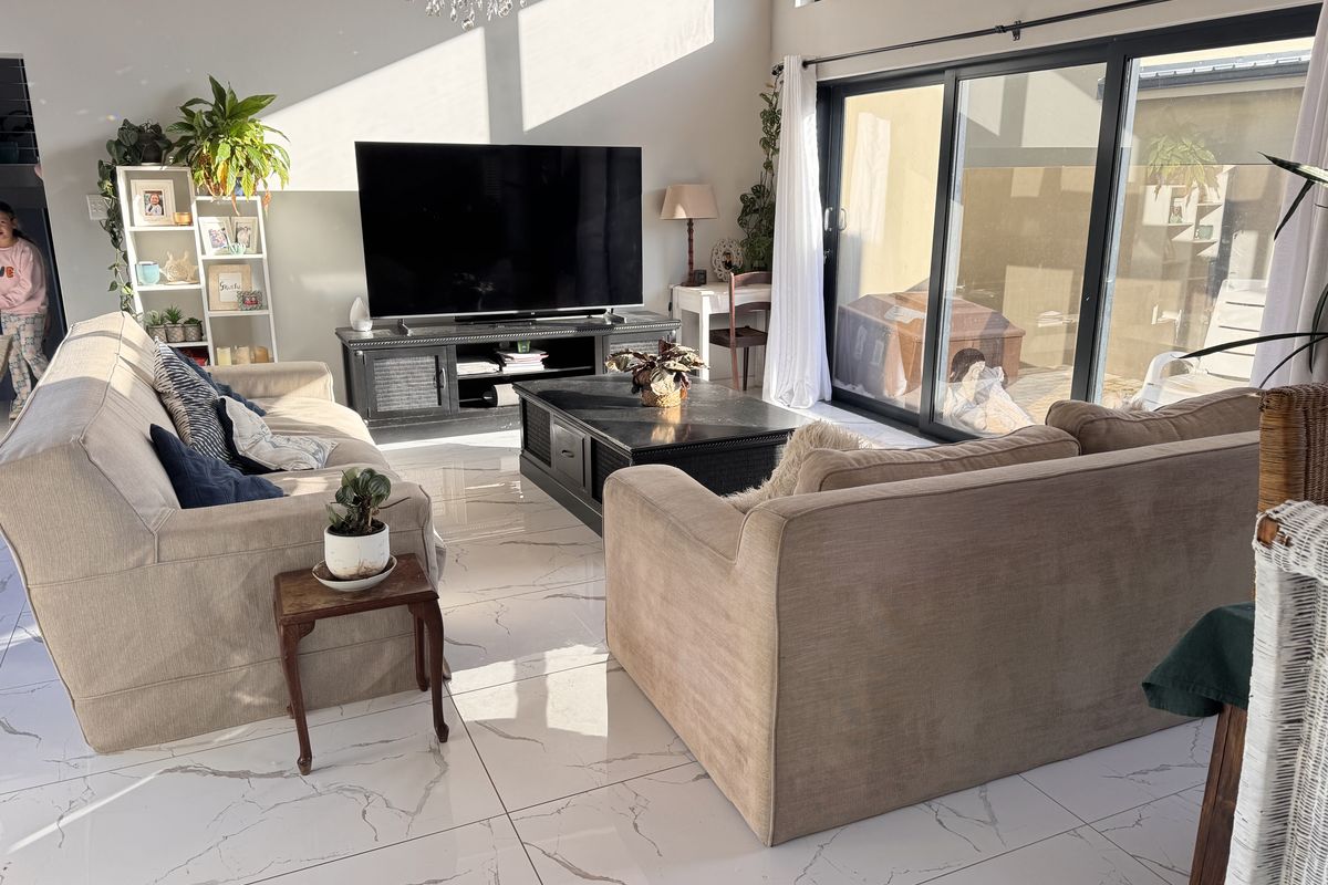 Spacious Family Home in Hartenbos Heuwels - Photo 2