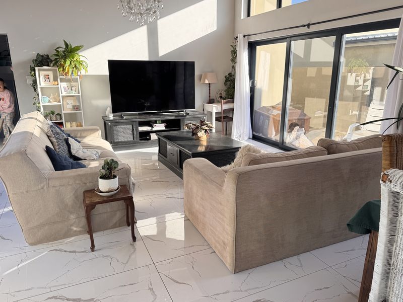 Spacious Family Home in Hartenbos Heuwels - Photo 2