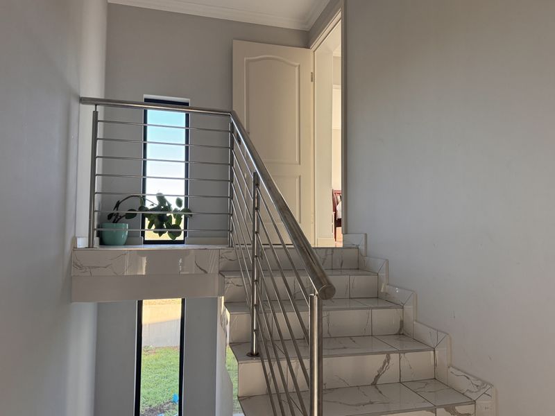 Spacious Family Home in Hartenbos Heuwels - Photo 10